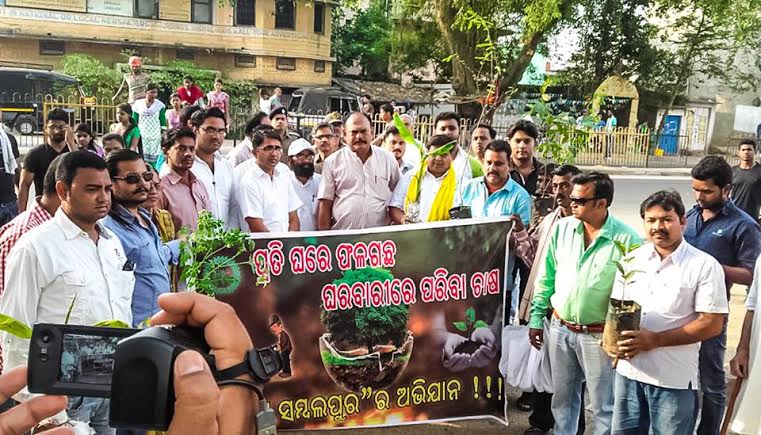 Yuva Sambalpur distributes 1000 Plants and Vegetable Seeds on Akshaya Tritiya - Odisha Diary