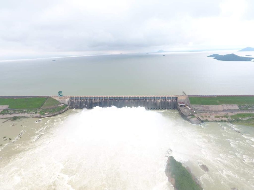 odisha-floodwater-being-discharged-through-24-gates-of-hirakud-dam